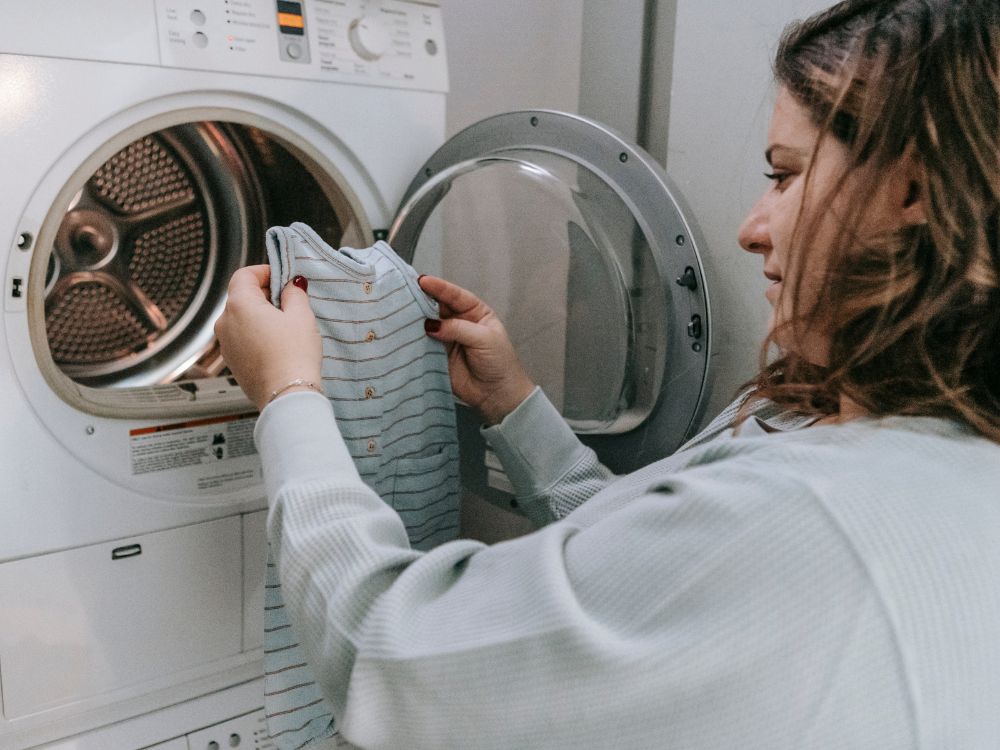 Aprenda a economizar água nas lavagens de roupas com estes truques