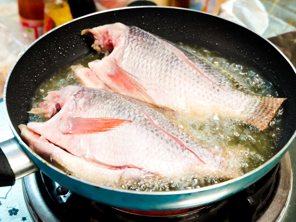 Como tirar cheiro de peixe da cozinha?